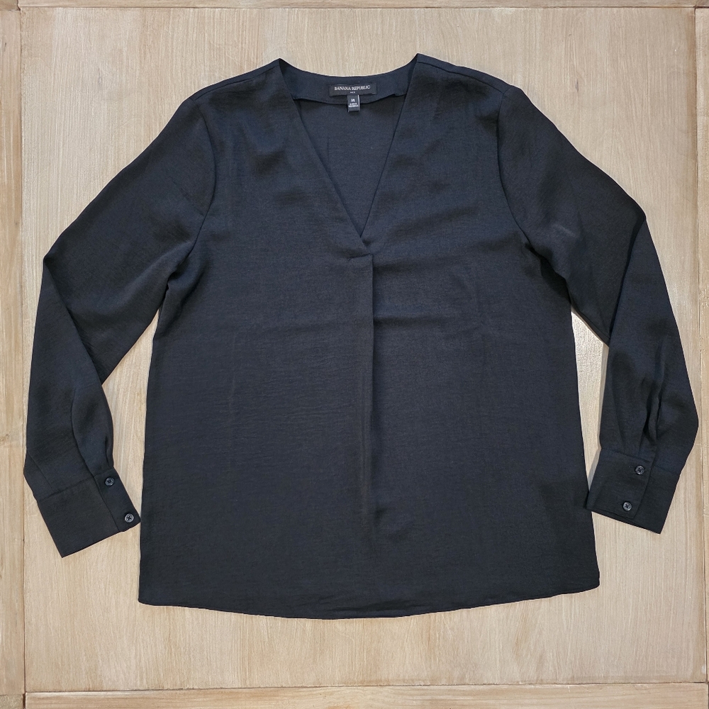 Banana Republic Black Blouse Size Medium V-Neck Long Sleeve Lightweight Top